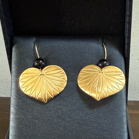 Amsg Jewelry - Vintage Lotus Leaf Brushed Gold Tone and Black Bead Earrings